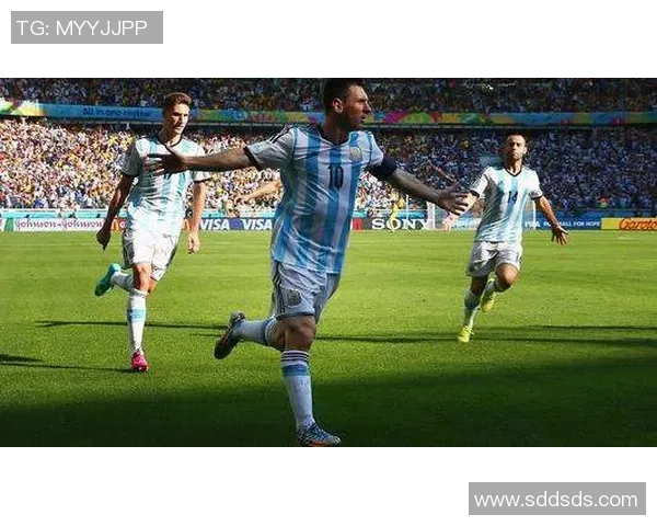 帕尼尼足球卡世界杯限量版梅西球星卡荣耀登场收藏价值倍增