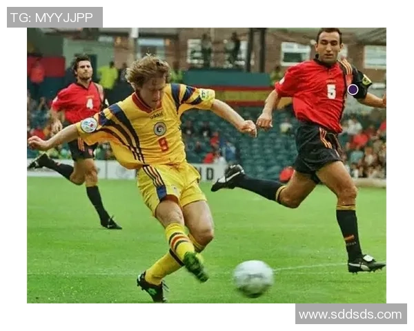 足球巨星展现惊人技巧用脚将足球精准射入篮球篮筐